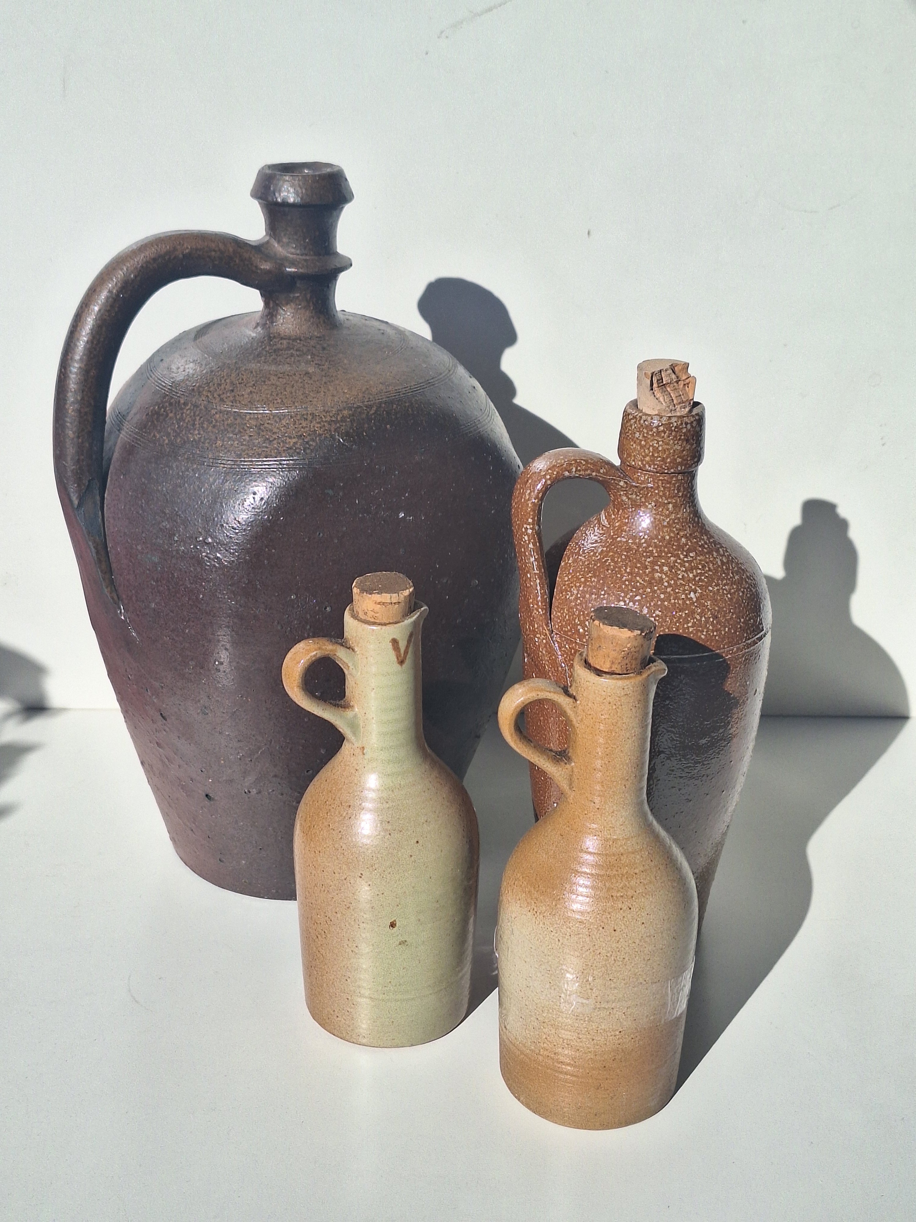 BOUTEILLE TERRE CUITE huile / vinaigre Signé.