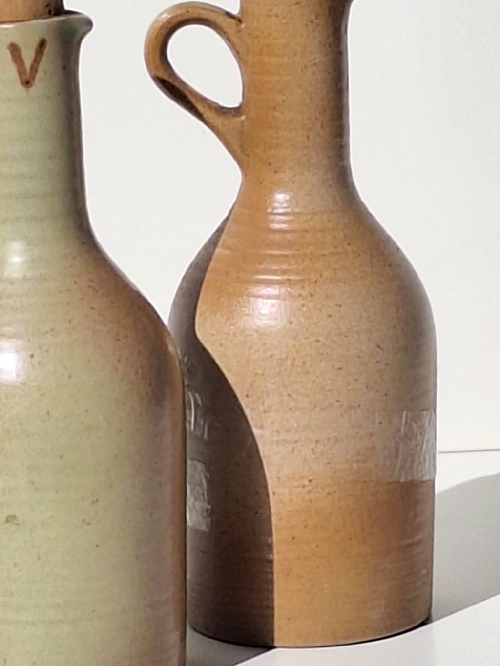 BOUTEILLE TERRE CUITE huile / vinaigre Signé.