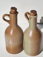 BOUTEILLE TERRE CUITE huile / vinaigre Signé.