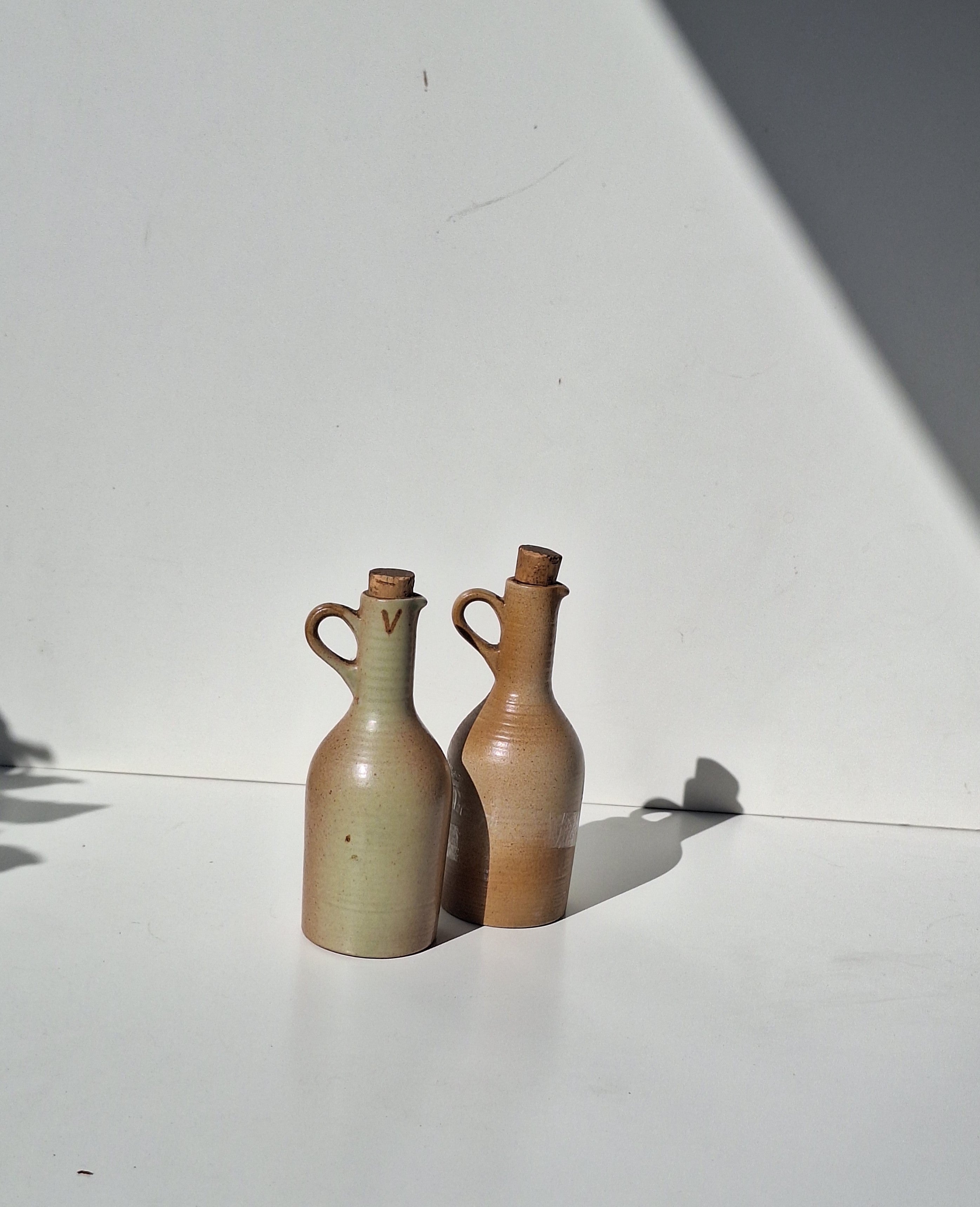 BOUTEILLE TERRE CUITE huile / vinaigre Signé.