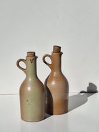 BOUTEILLE TERRE CUITE huile / vinaigre Signé.