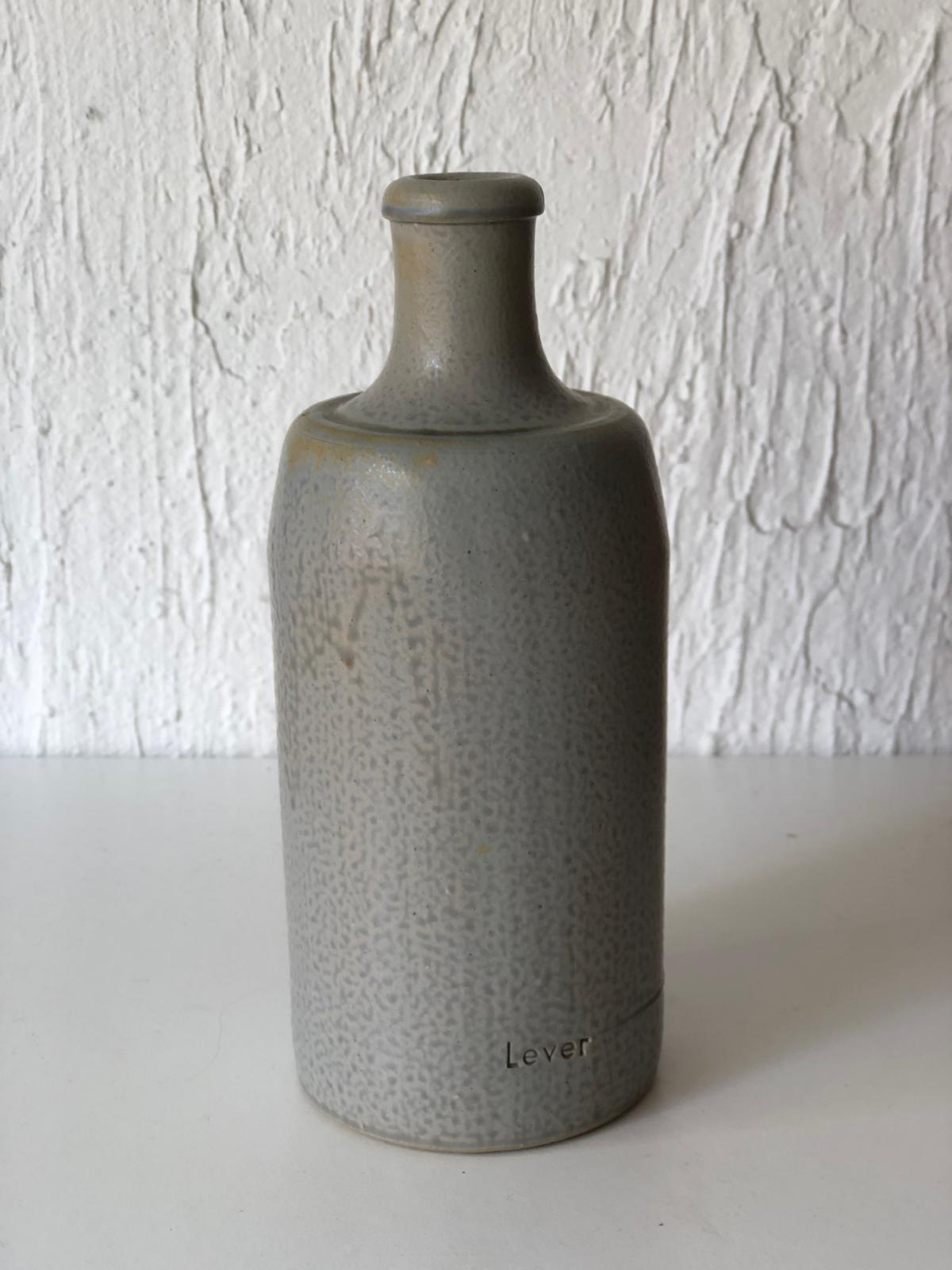 BOUTEILLE en Terre Cuite Gris.