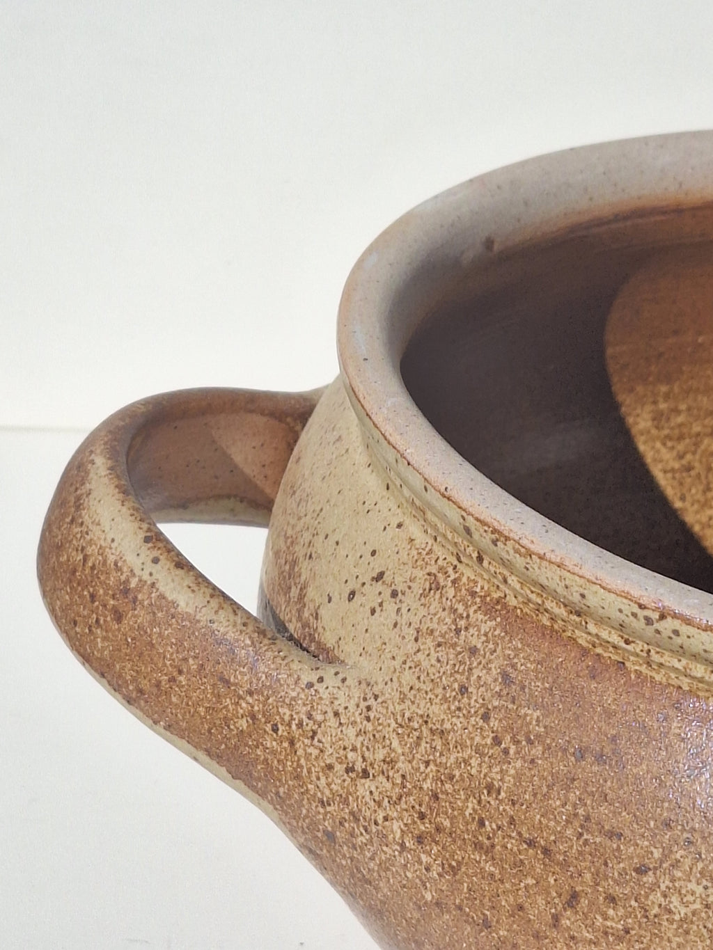 SOUPIERE GRES EMAILLEE BEIGE  ESTAMPILLÉE