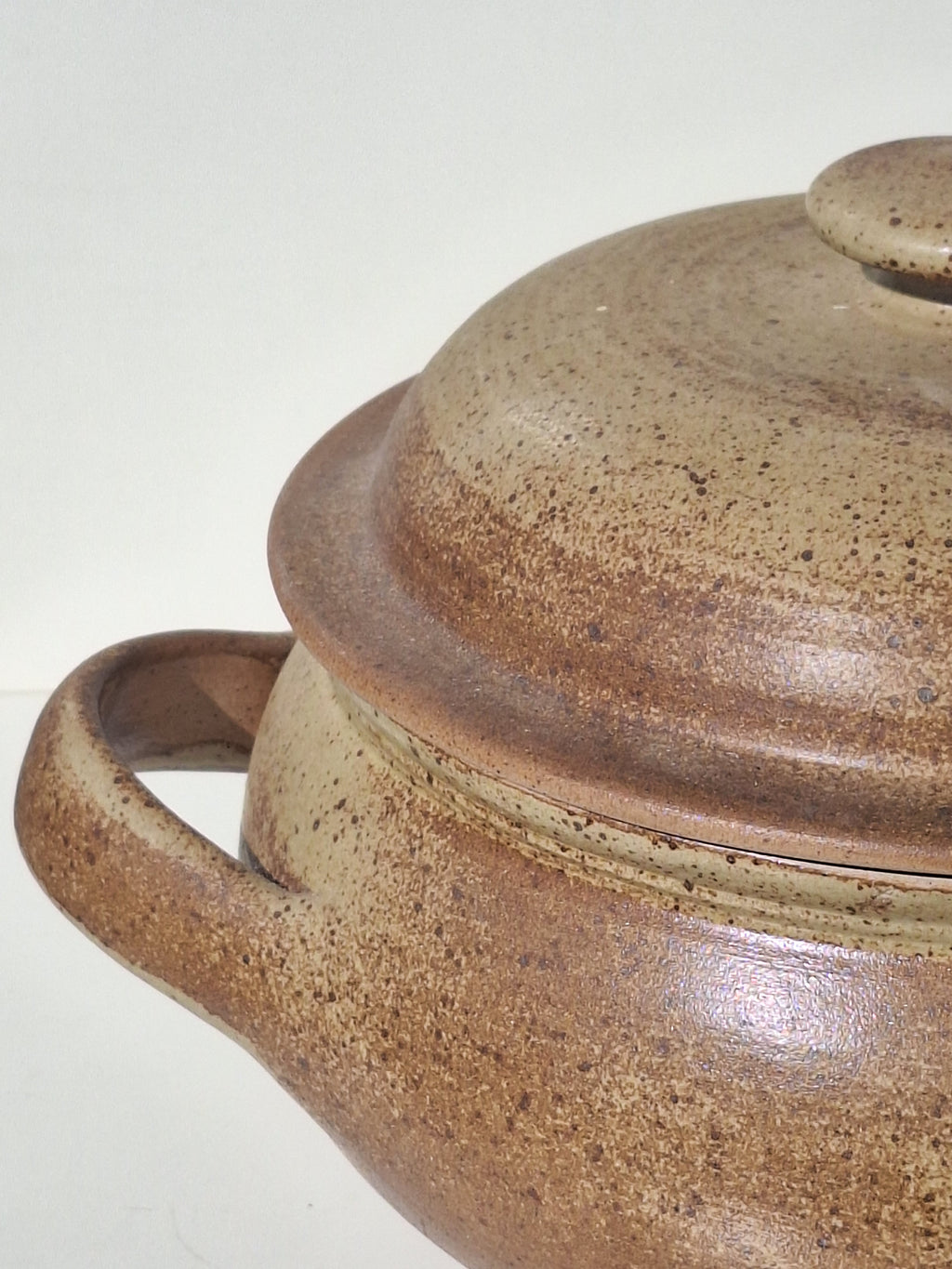 SOUPIERE GRES EMAILLEE BEIGE  ESTAMPILLÉE