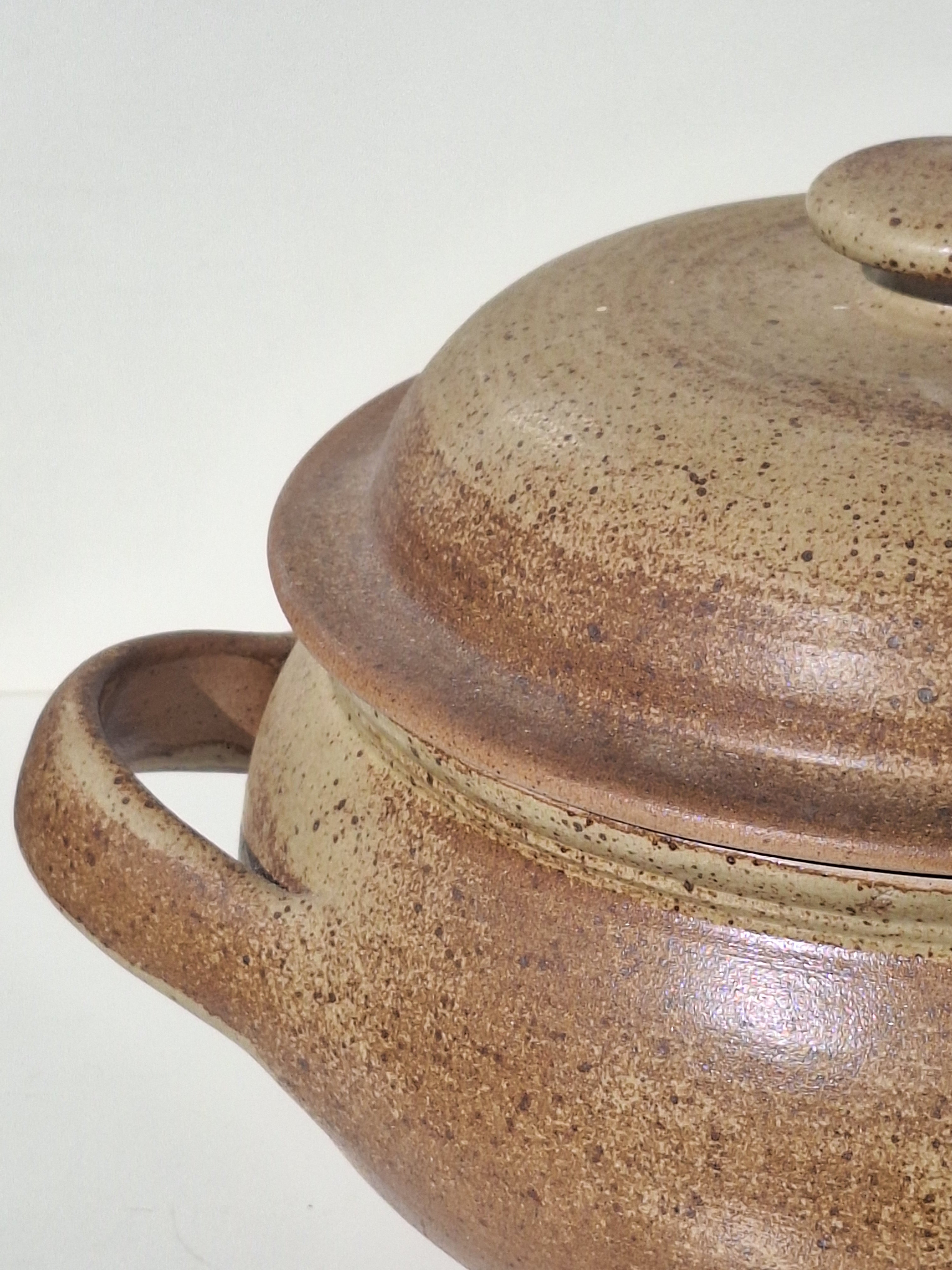 SOUPIERE GRES EMAILLEE BEIGE  ESTAMPILLÉE