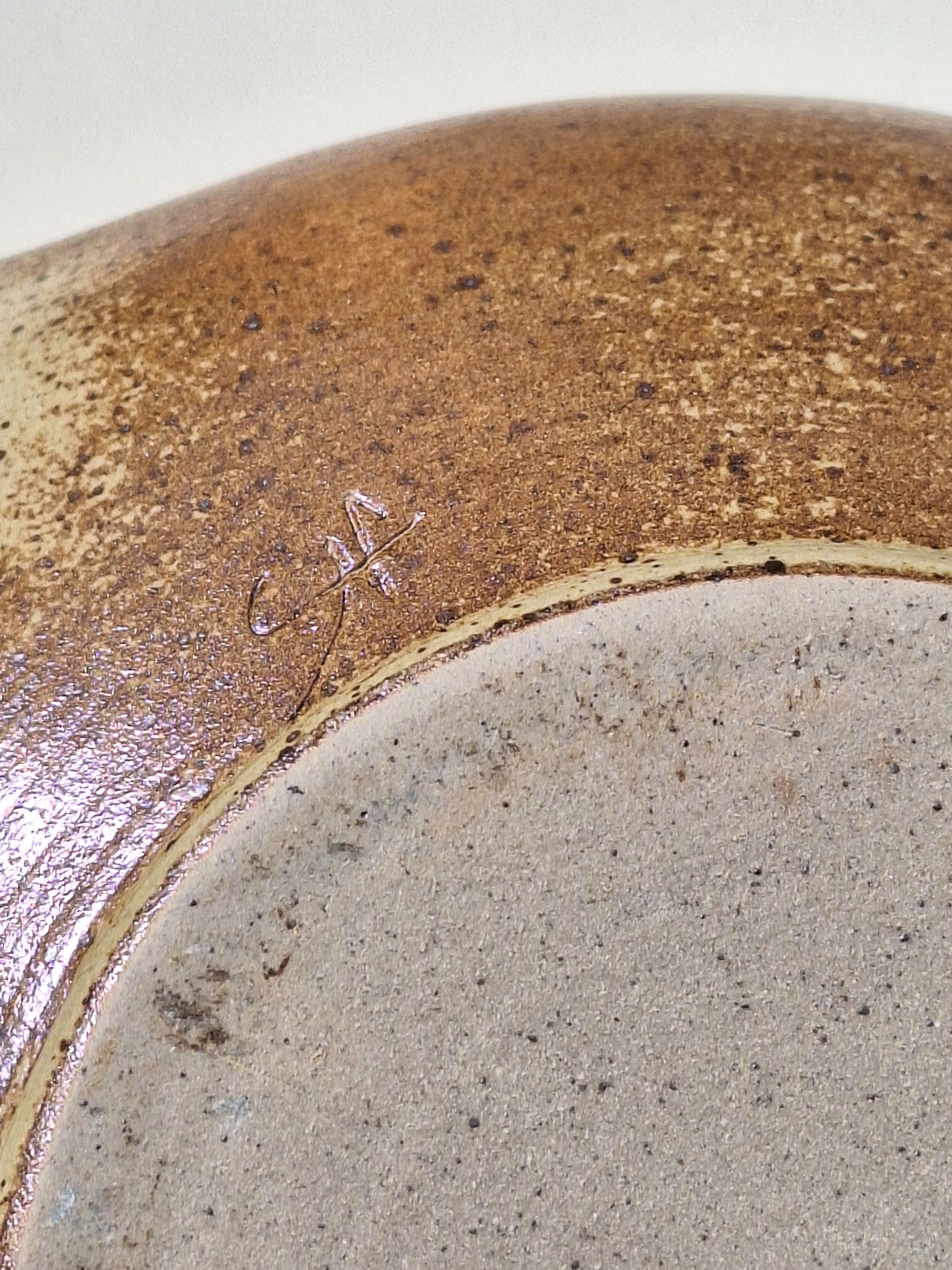 SOUPIERE GRES EMAILLEE BEIGE  ESTAMPILLÉE