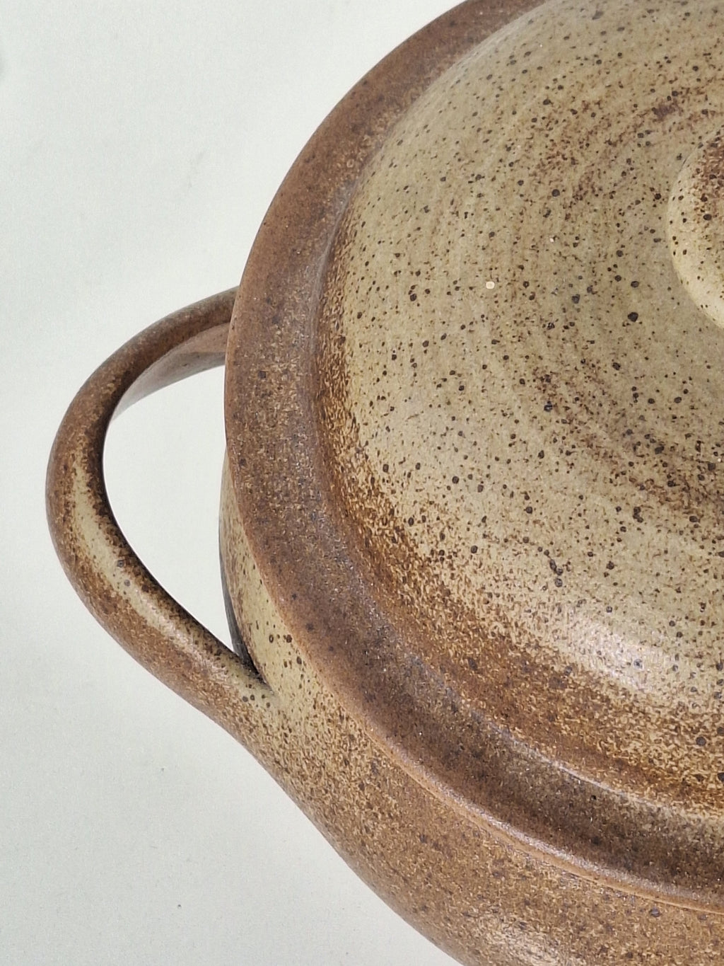 SOUPIERE GRES EMAILLEE BEIGE  ESTAMPILLÉE