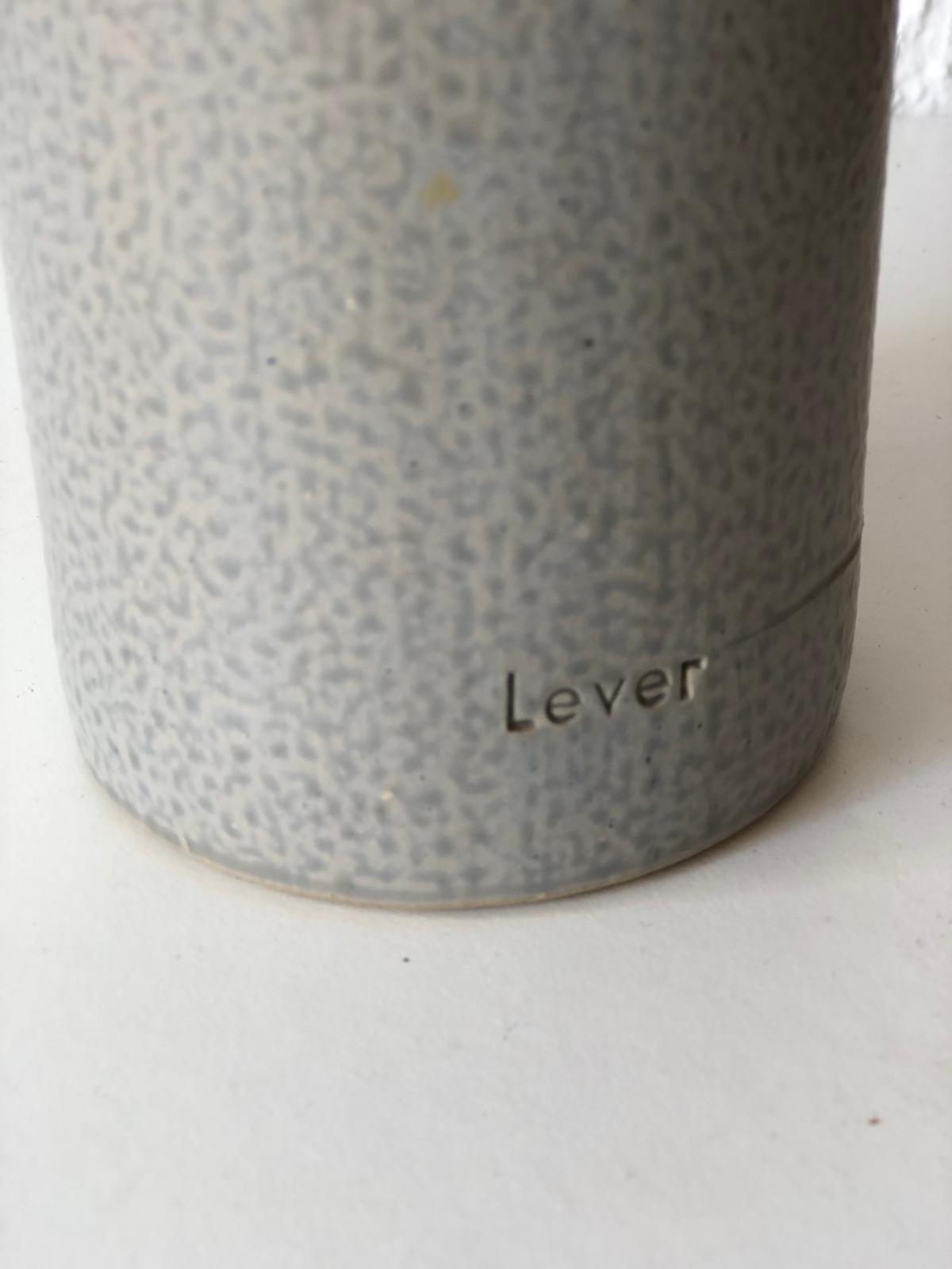 BOUTEILLE en Terre Cuite Gris.