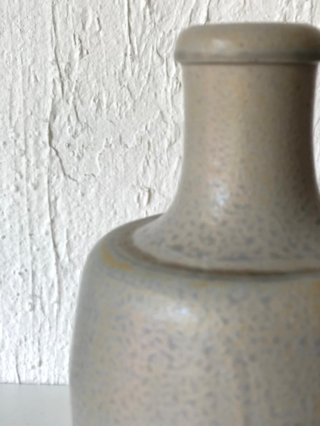 BOUTEILLE en Terre Cuite Gris.