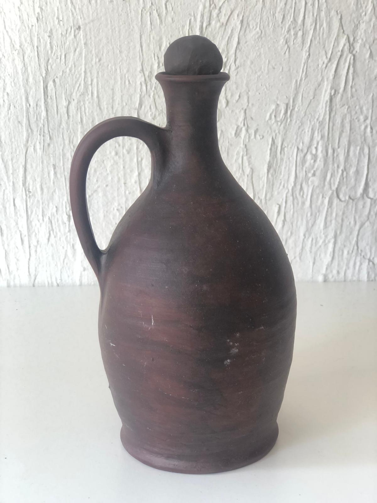 CRUCHE Terre Cuite estampillée