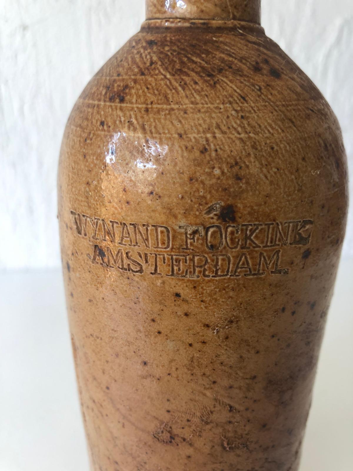 CRUCHE BOUTEILLE en Terre Cuite Estampillé WYNANO FOUKING AMSTERDAM.
