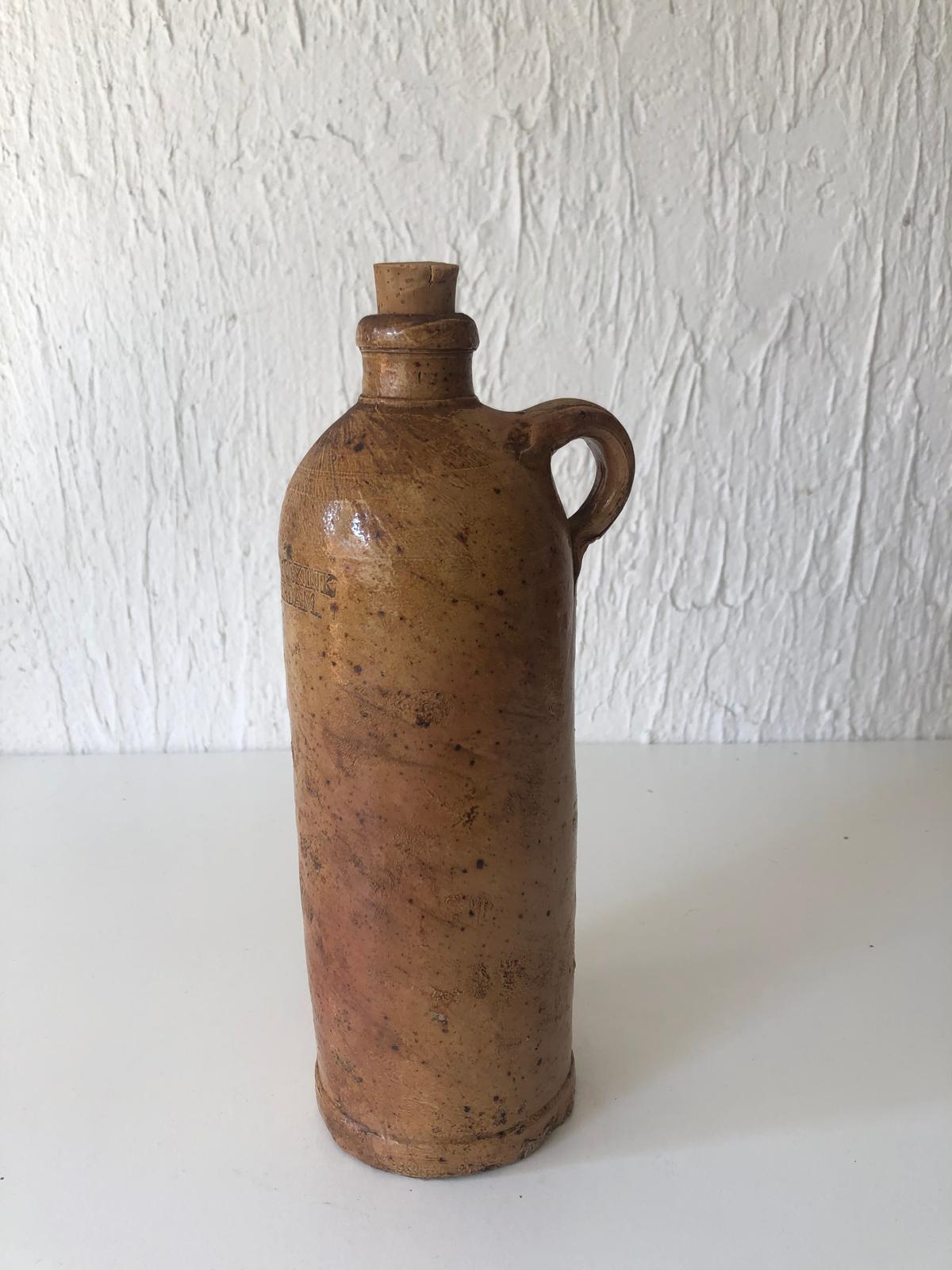 CRUCHE BOUTEILLE en Terre Cuite Estampillé WYNANO FOUKING AMSTERDAM.