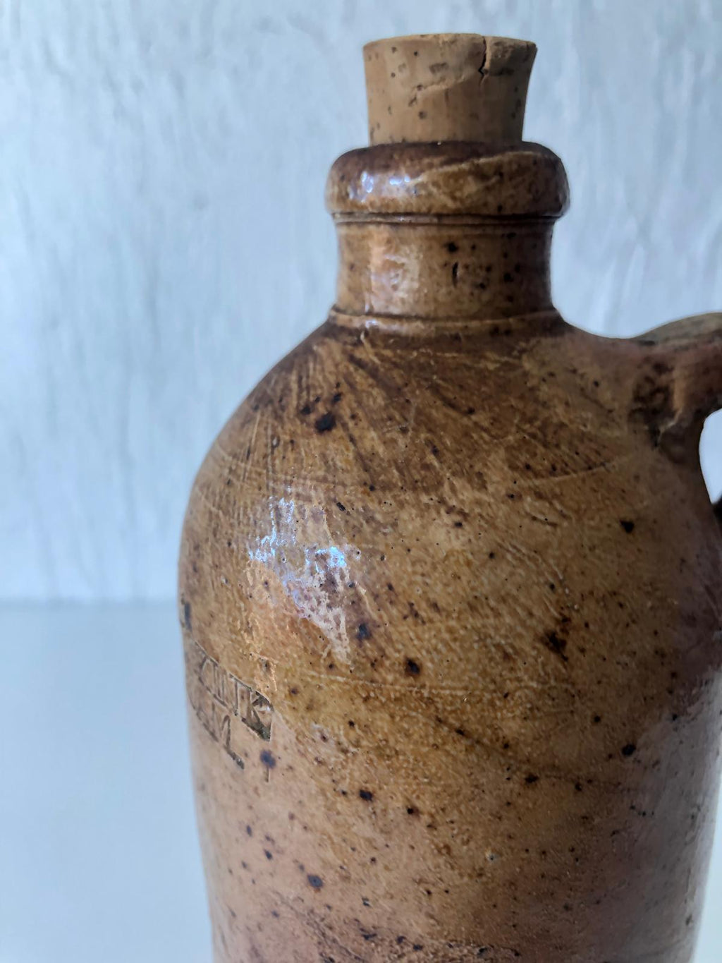 CRUCHE BOUTEILLE en Terre Cuite Estampillé WYNANO FOUKING AMSTERDAM.