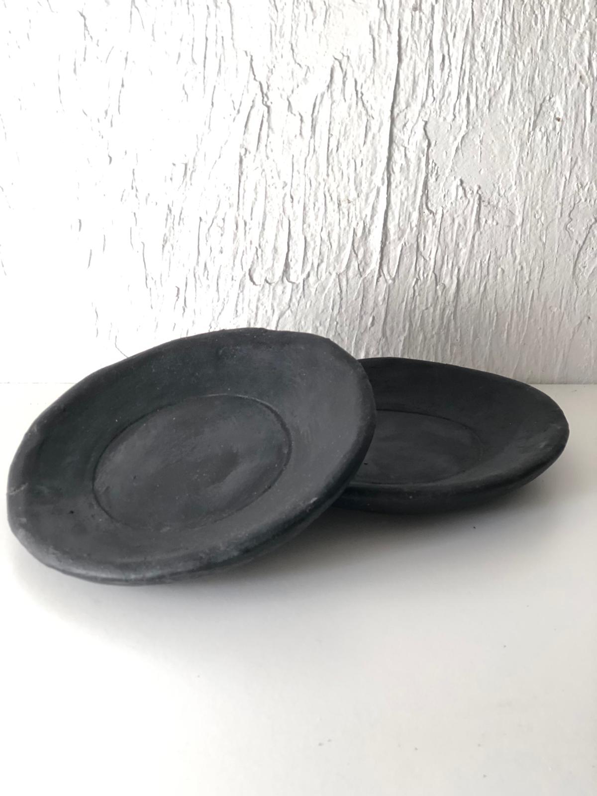 ASSIETTE Noire en Terre Cuite JolieM'Home