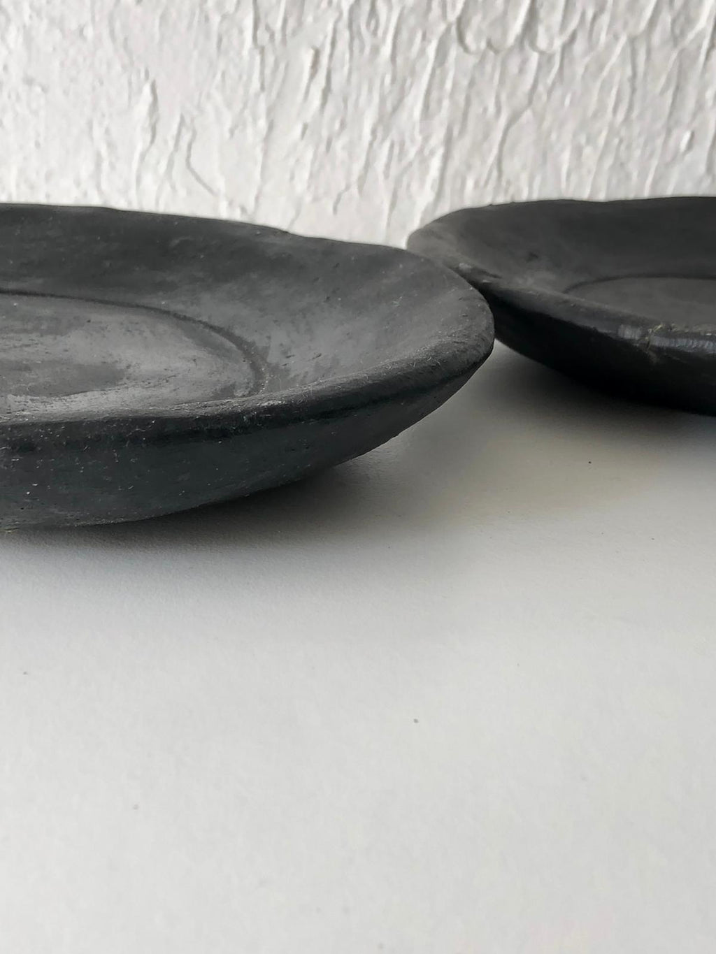 ASSIETTE Noire en Terre Cuite JolieM'Home