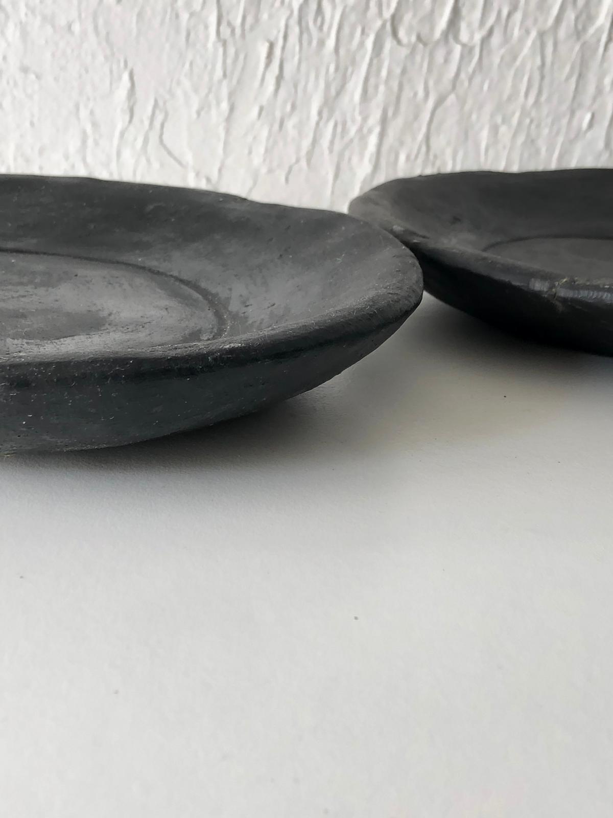 ASSIETTE Noire en Terre Cuite JolieM'Home