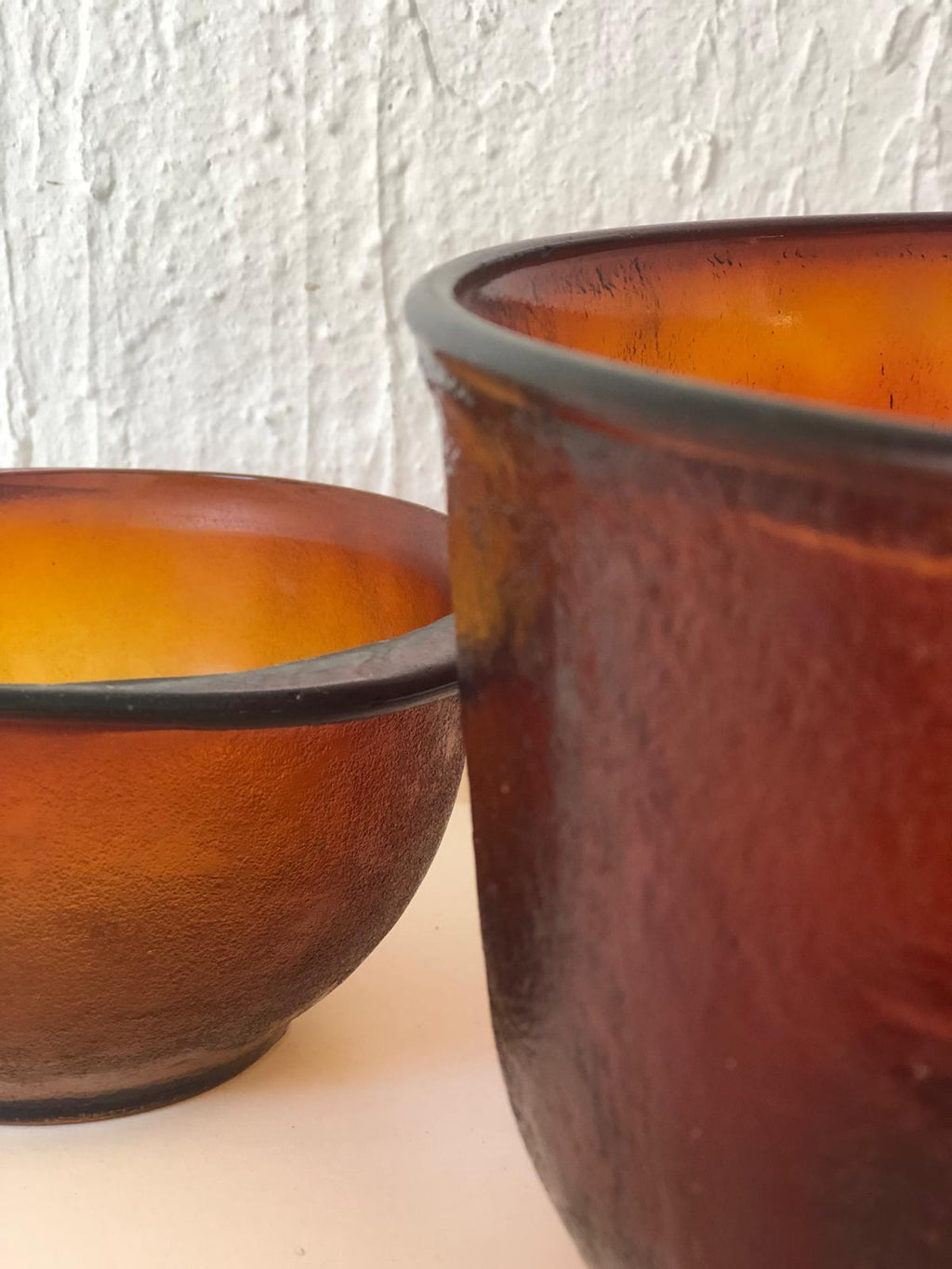 SALADIER et ses BOLS verre ambré 70's.